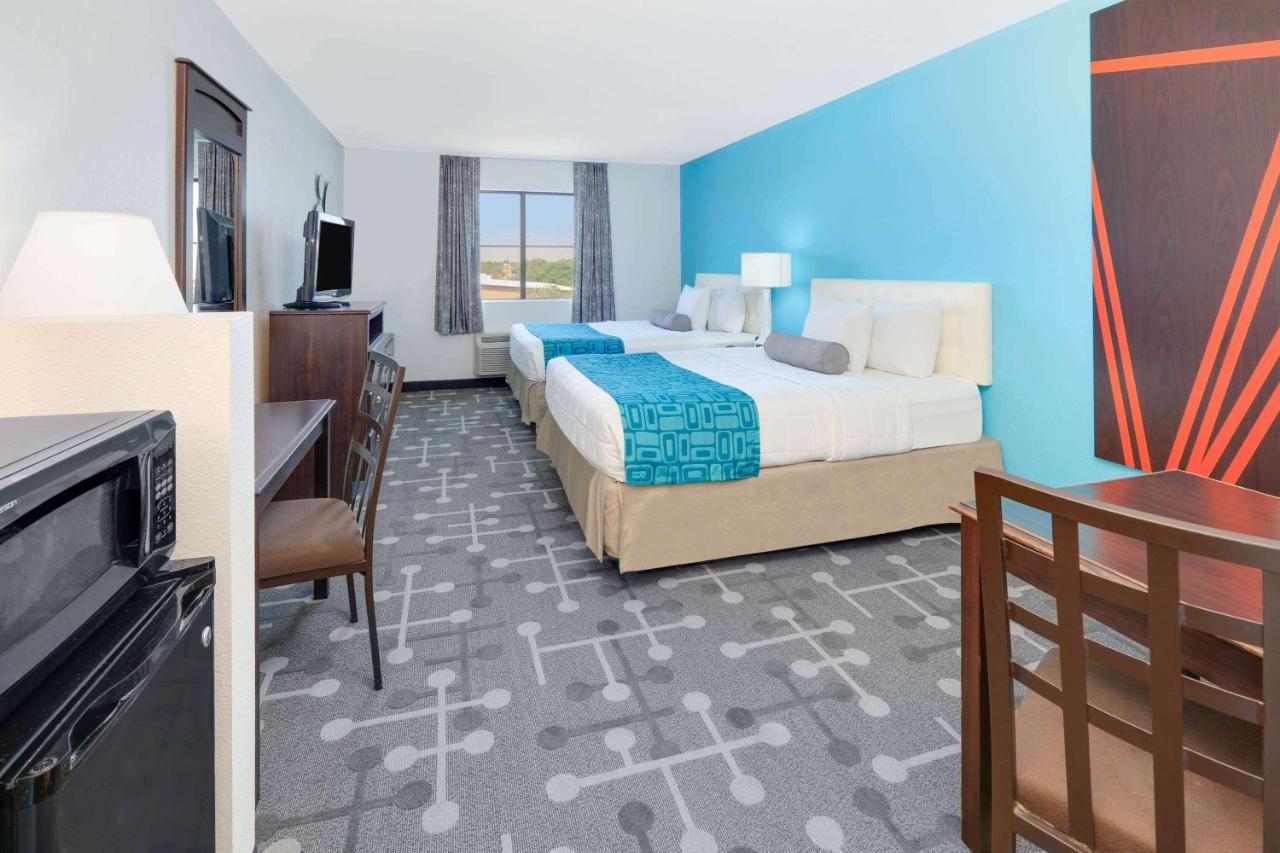 Howard Johnson By Wyndham Lubbock Tx Екстер'єр фото